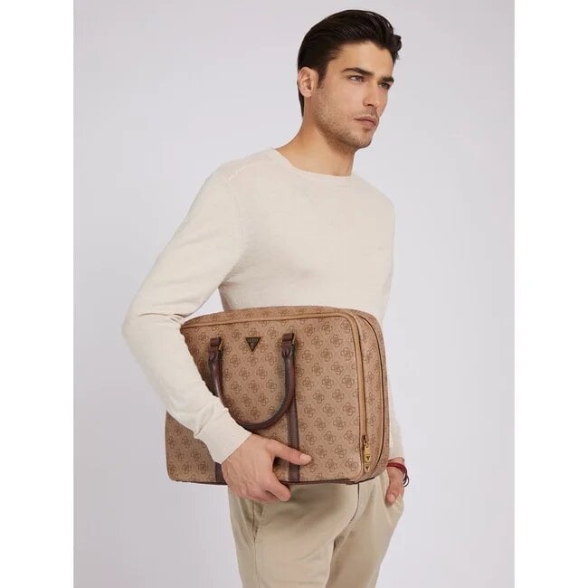 Uomo che indossa una borsa da lavoro beige della marca Guess