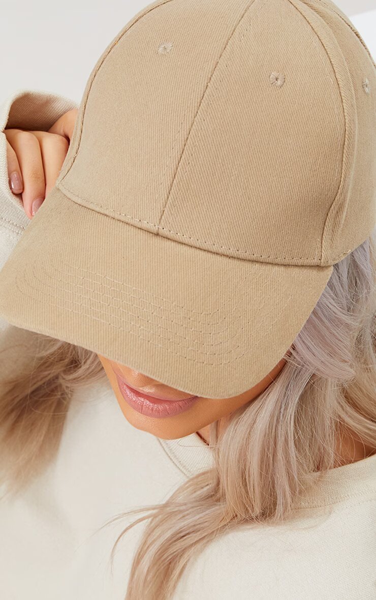 Donna che indossa un cappellino da baseball beige