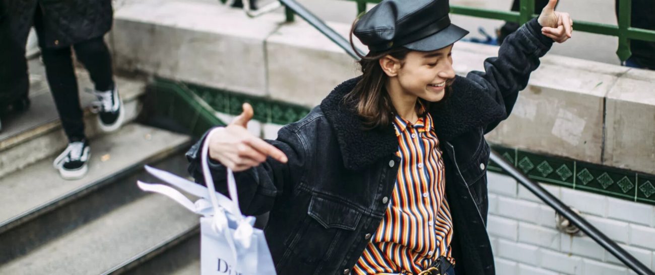 Donna che indossa un cappello piatto nero