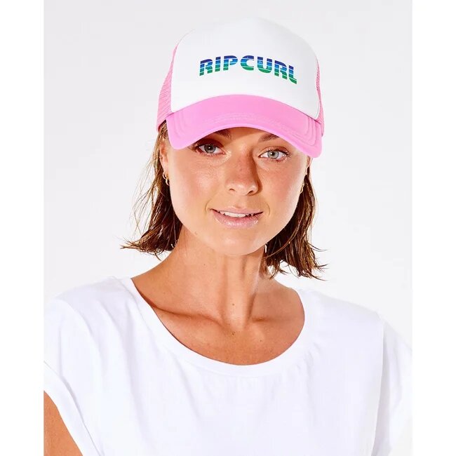 Donna che indossa un cappellino trucker rosa di Rip Curl