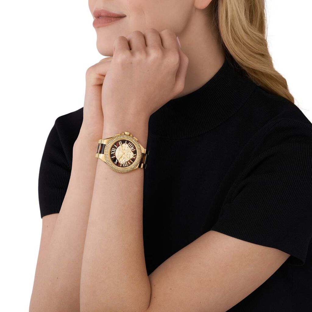 Donna che indossa un orologio marrone di Michael Kors