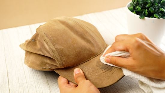 Lavaggio regolare di un cappellino con del tessuto o dell'acqua