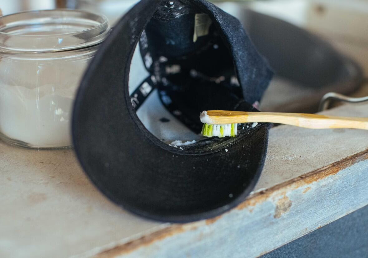 Lavare un cappellino con il bicarbonato di sodio per rimuovere le macchie di sudore