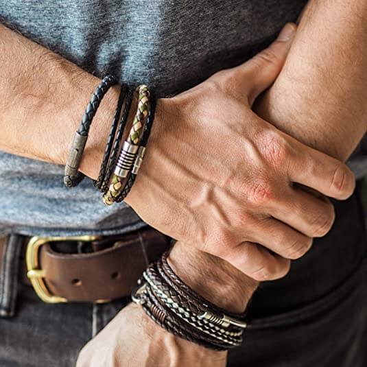 Homme portant plusieurs bracelets en cuir