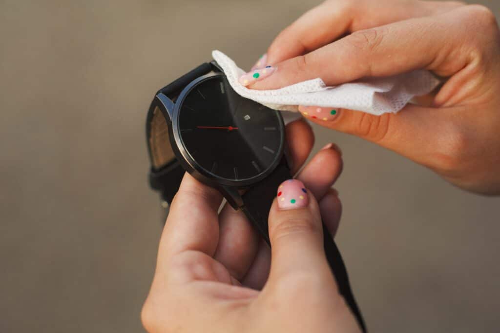 Mantenere l'orologio da donna pulendolo con un panno in microfibra