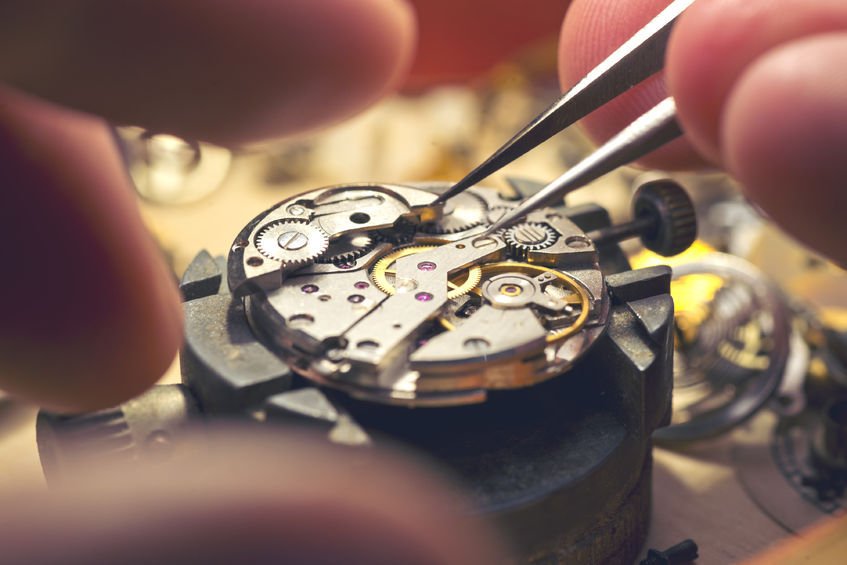 Un orologio smontato da un orologiaio