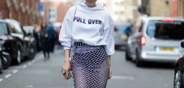 Donna che indossa una felpa con cappuccio con una gonna a rete a vita alta