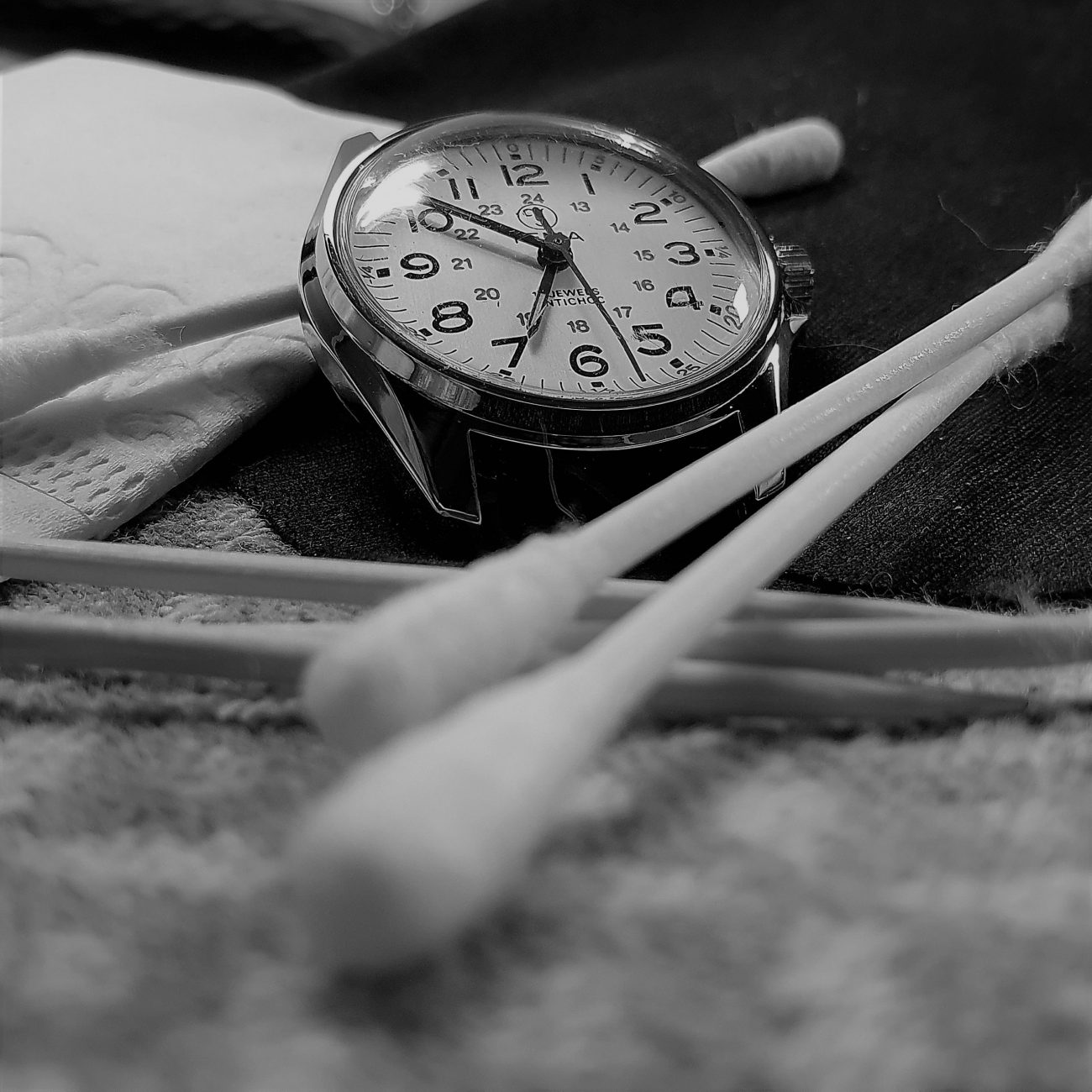 Un orologio pulito con un cotton fioc