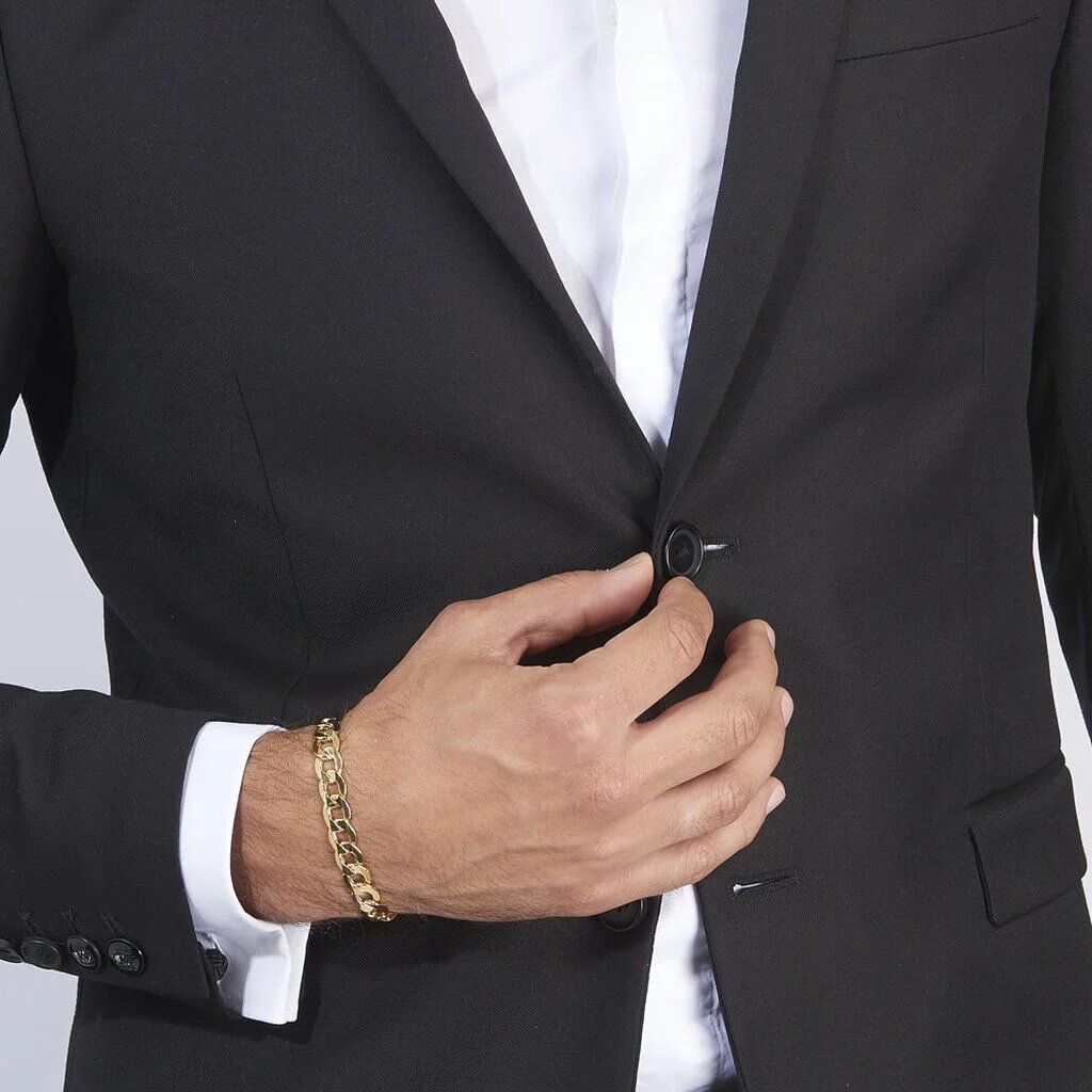 Uomo che indossa un braccialetto in oro a maglia a grumetta del marchio Histoire d'or