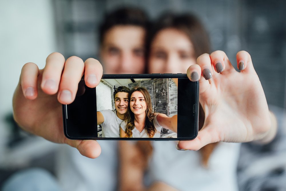 Una coppia che scatta un selfie con un telefono