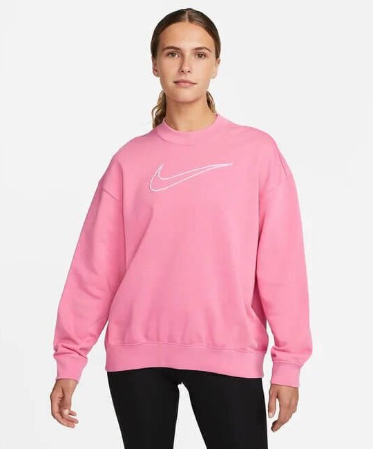 Donna che indossa la felpa Nike dri-fit di colore rosa