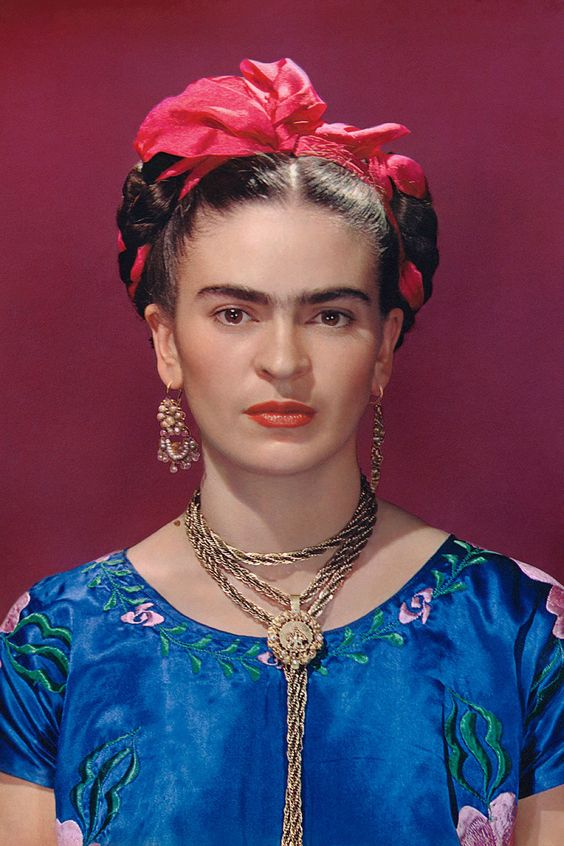 Acconciatura con trecce e fiori Frida Kahlo