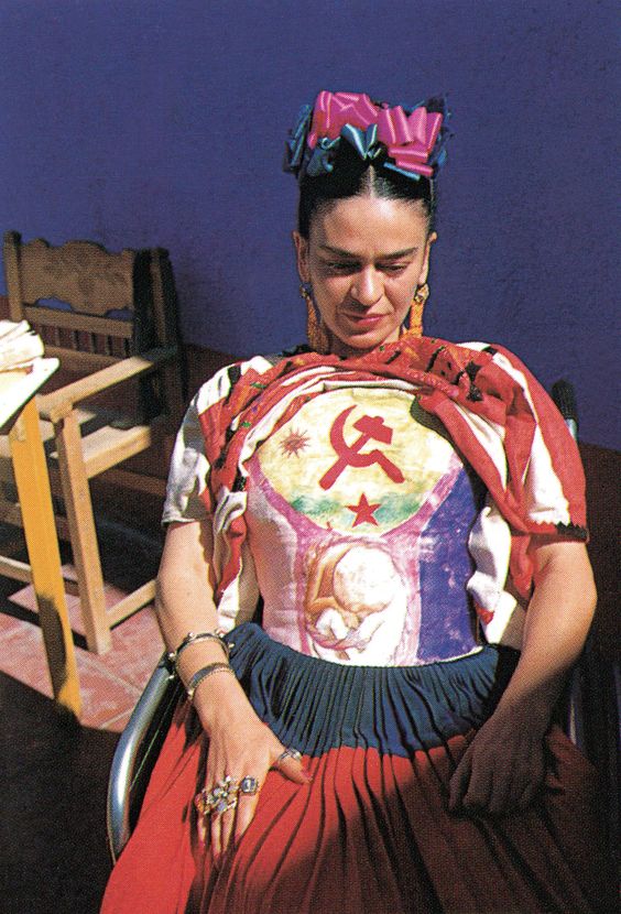 Frida Kahlo mostra il suo corsetto dipinto sotto il suo huipil