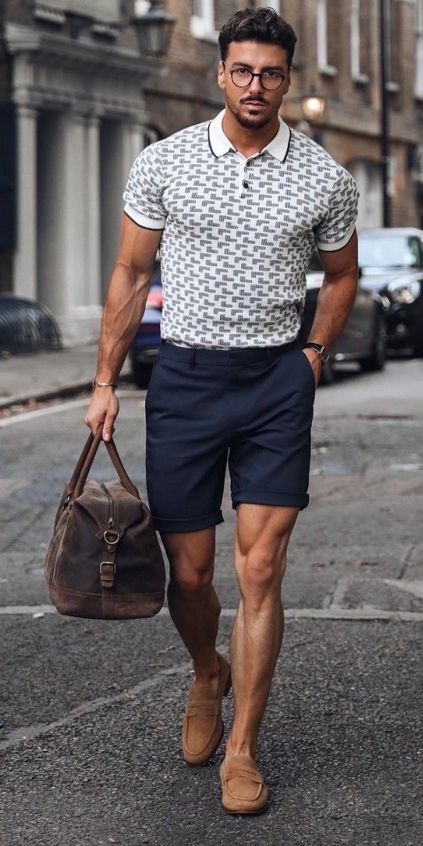 short look homme avec accessoires : sac lunettes et chaussures type mocassins pour homme