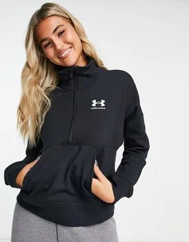 Donna bionda che indossa la felpa in pile con zip di Under Armour