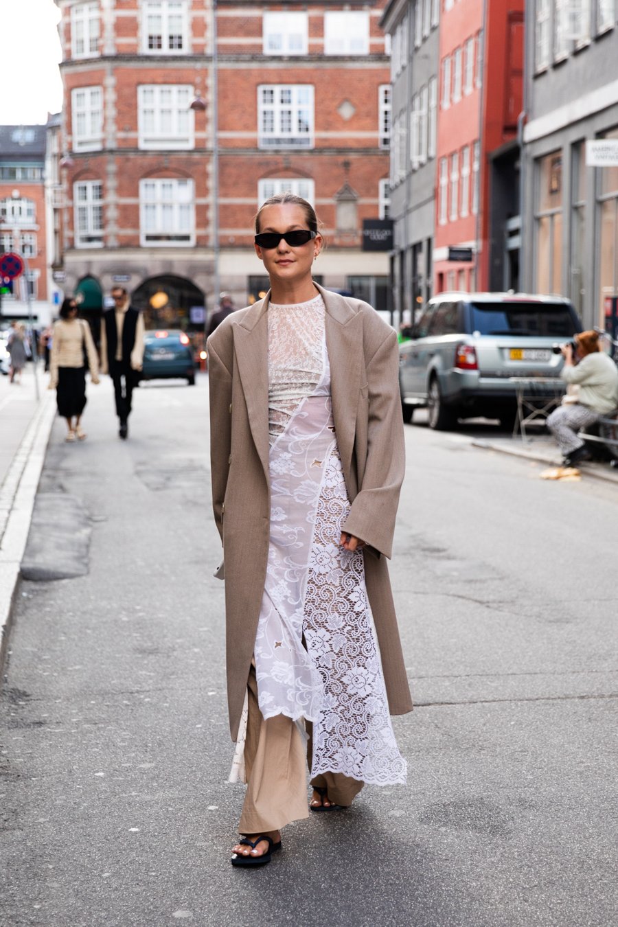 donna che indossa un look sovrapposto alla fashion week di Copenaghen