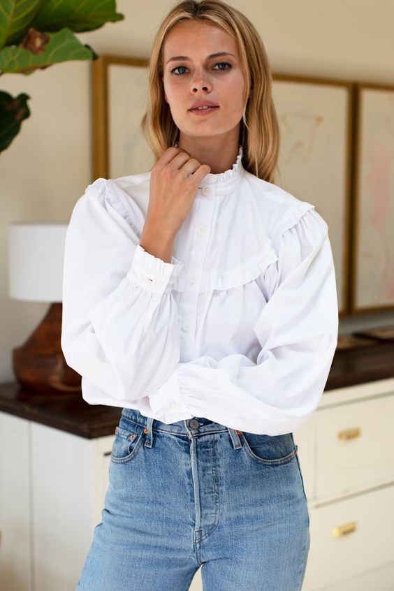 Una donna con un body chemise bianco e un jeans 