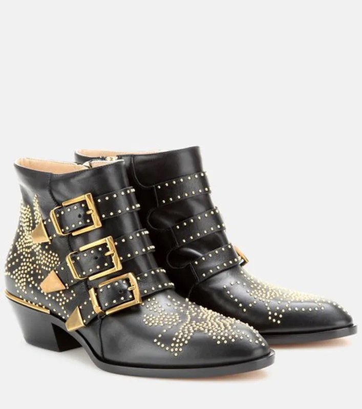 Bottines nere con borchie dorate