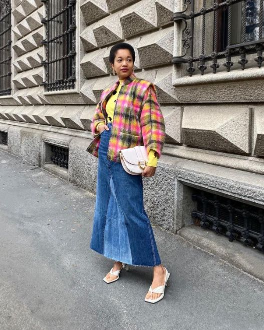 Donna che indossa una gonna lunga in denim in un look primaverile