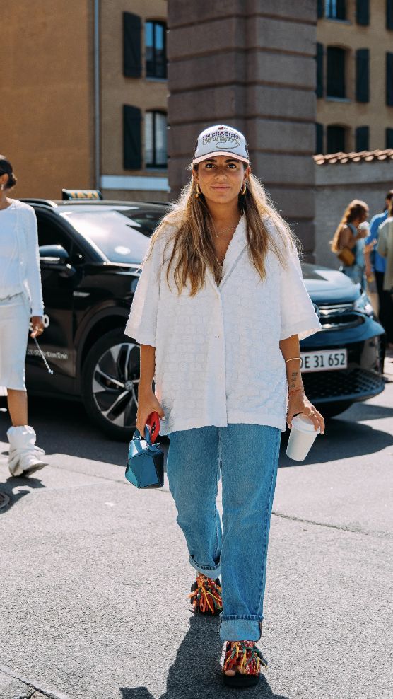 Donna fotografata in un outfit primaverile