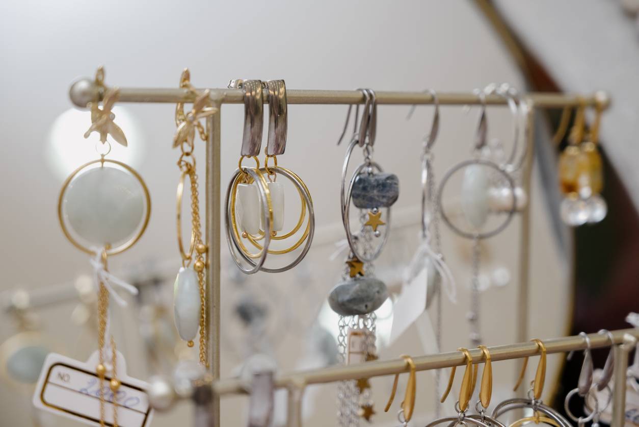 Come fare colpo con gioielli fantasia? 2 Gioielli di fantasia; associazione materiali colori