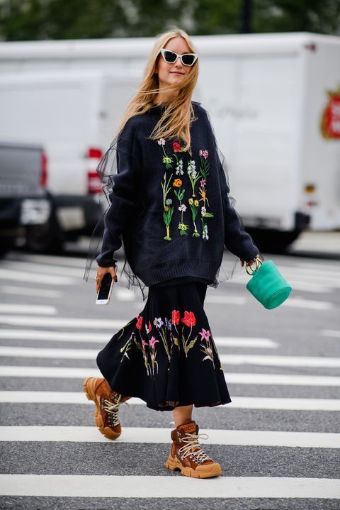 Donna che indossa un outfit adornato di fiori