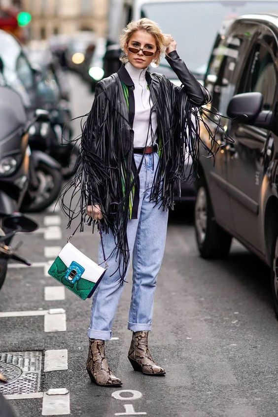 donna in strada con un look primaverile e una giacca di frange