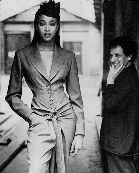 Photo tailleur Azzedine Alaïa, Naomi Campbell