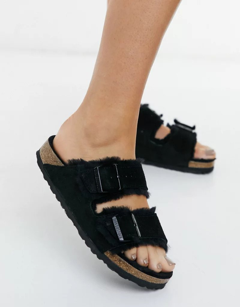 Sandali piatti con fodera in finta pelliccia Birkenstock