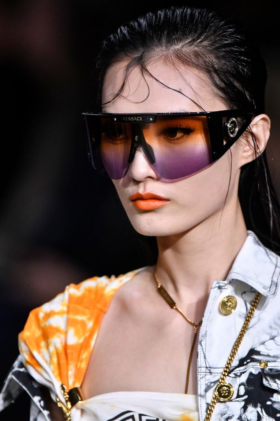 Occhiali da sole Versace futuristici indossati alla fashion week di Milano