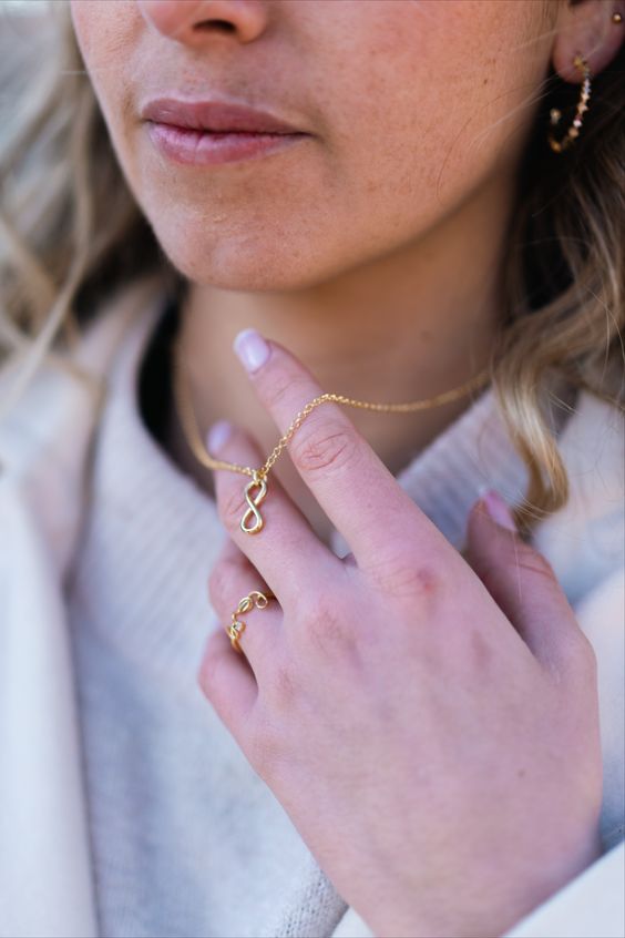 La guida definitiva per scegliere la collana perfetta 4 Choisir le collier parfait 1