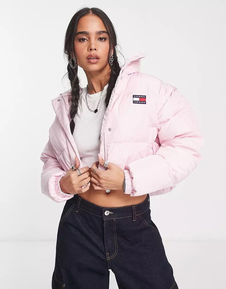 3 motivi per investire in un indumento evolutivo 34 Doudoune corta rosa Tommy Jeans con maniche amovibili