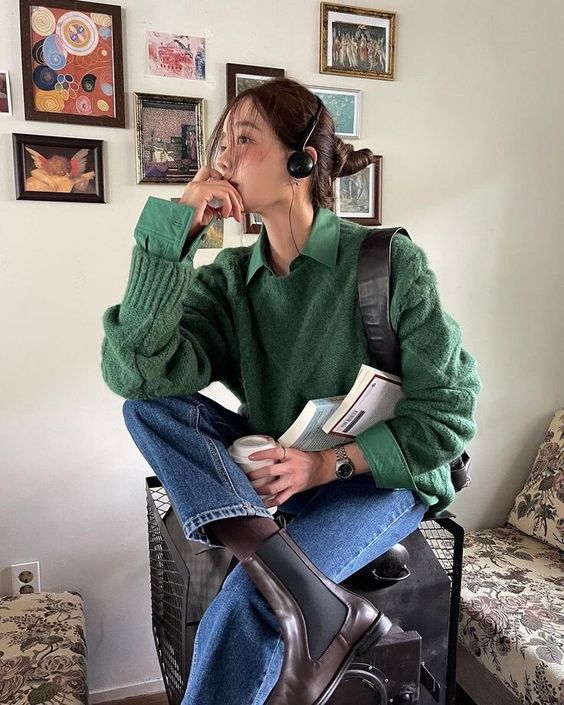 Look maglione verde e jeans