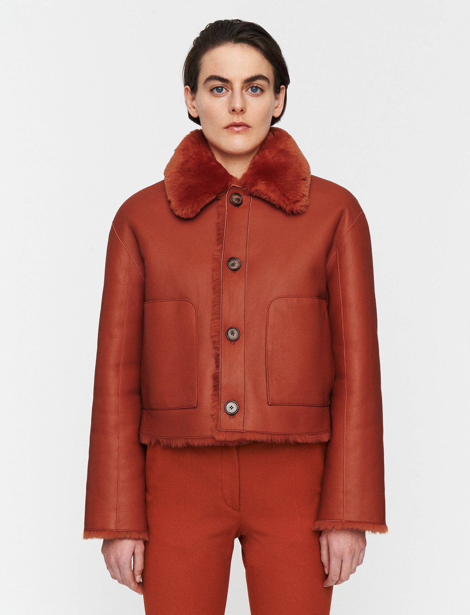 3 motivi per investire in un indumento evolutivo 54 Giacca corta reversibile in pelle e pelliccia Joseph