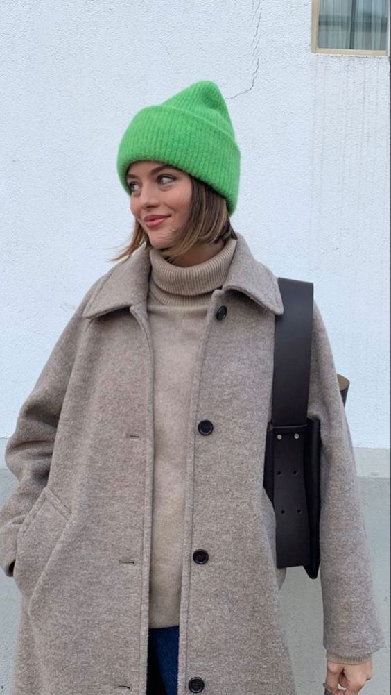 Cappotto beige e berretto verde