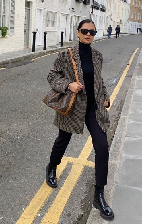 tenue noire avec blazer tweed