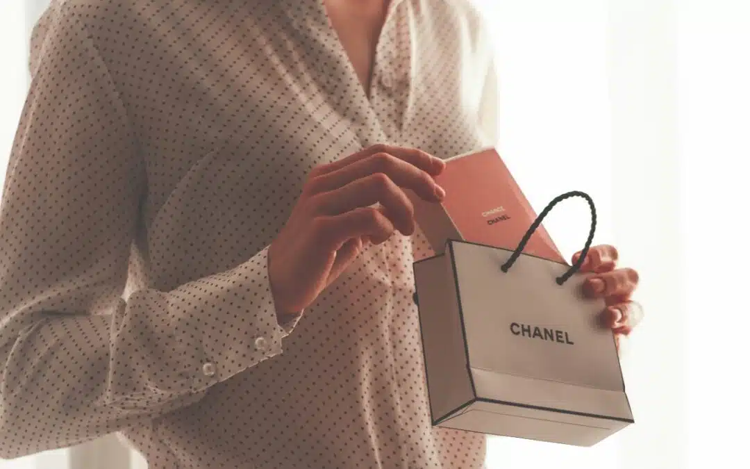 femme tenant un sac cadeau chanel