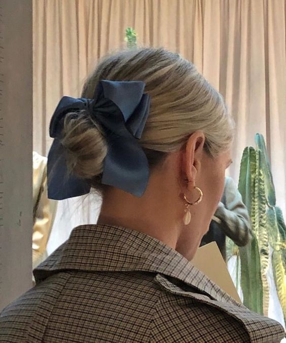 Acconciatura con uno chignon e nodo