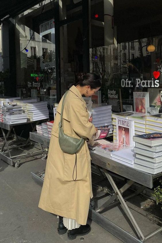 Look trench coat e borsa a mezzaluna