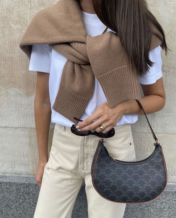 Outfit elegante con borsa a mezzaluna