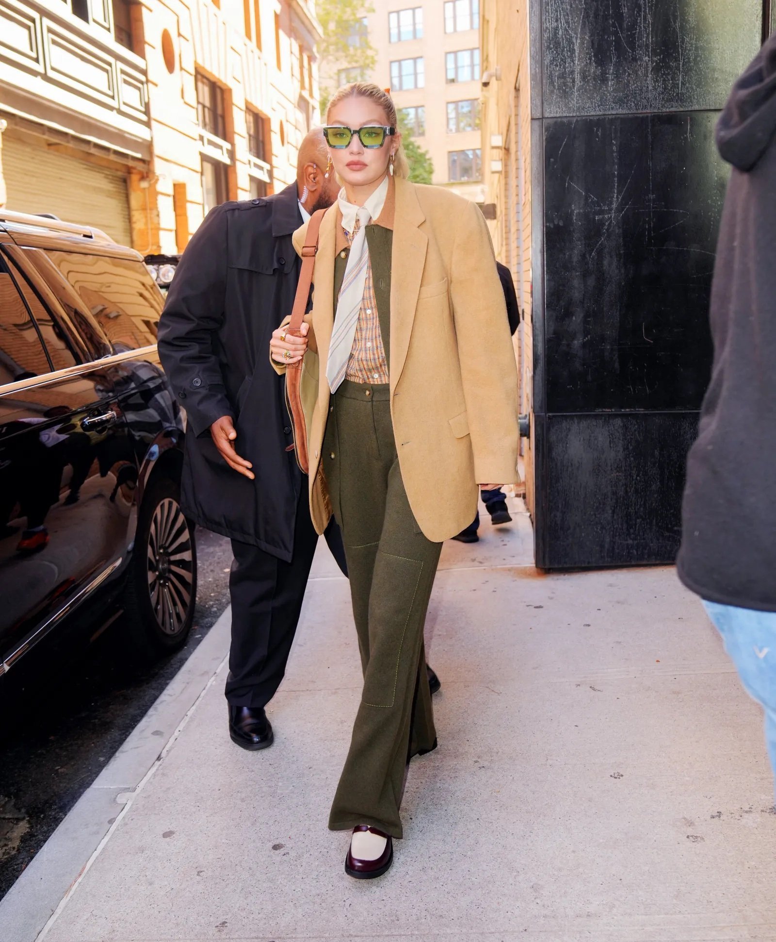 Gigi Hadid che indossa un outfit Eclectic Grandpa Core