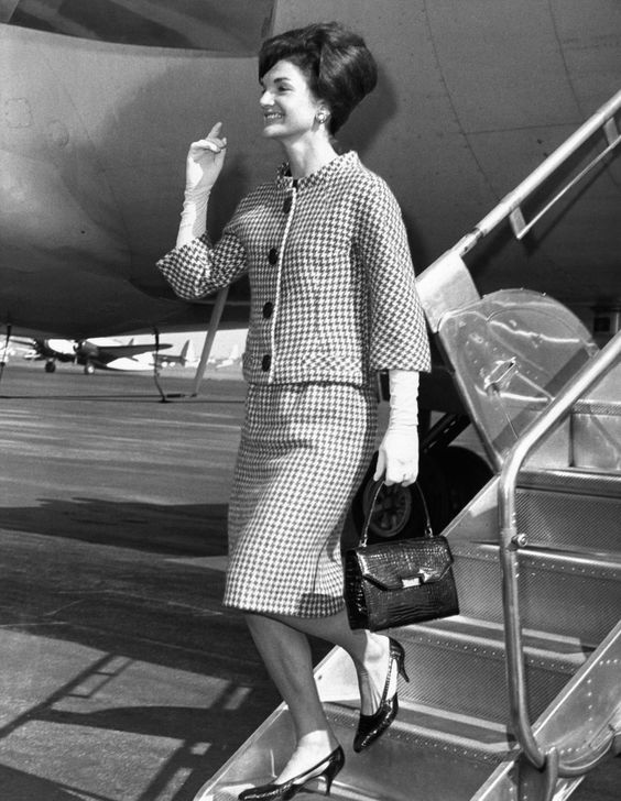 Outfit di Jackie Kennedy con kitten heels