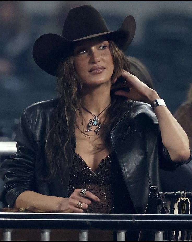 Look Cow-boy: le celebrità adottano la tendenza nel 2024 6 look cowboy21