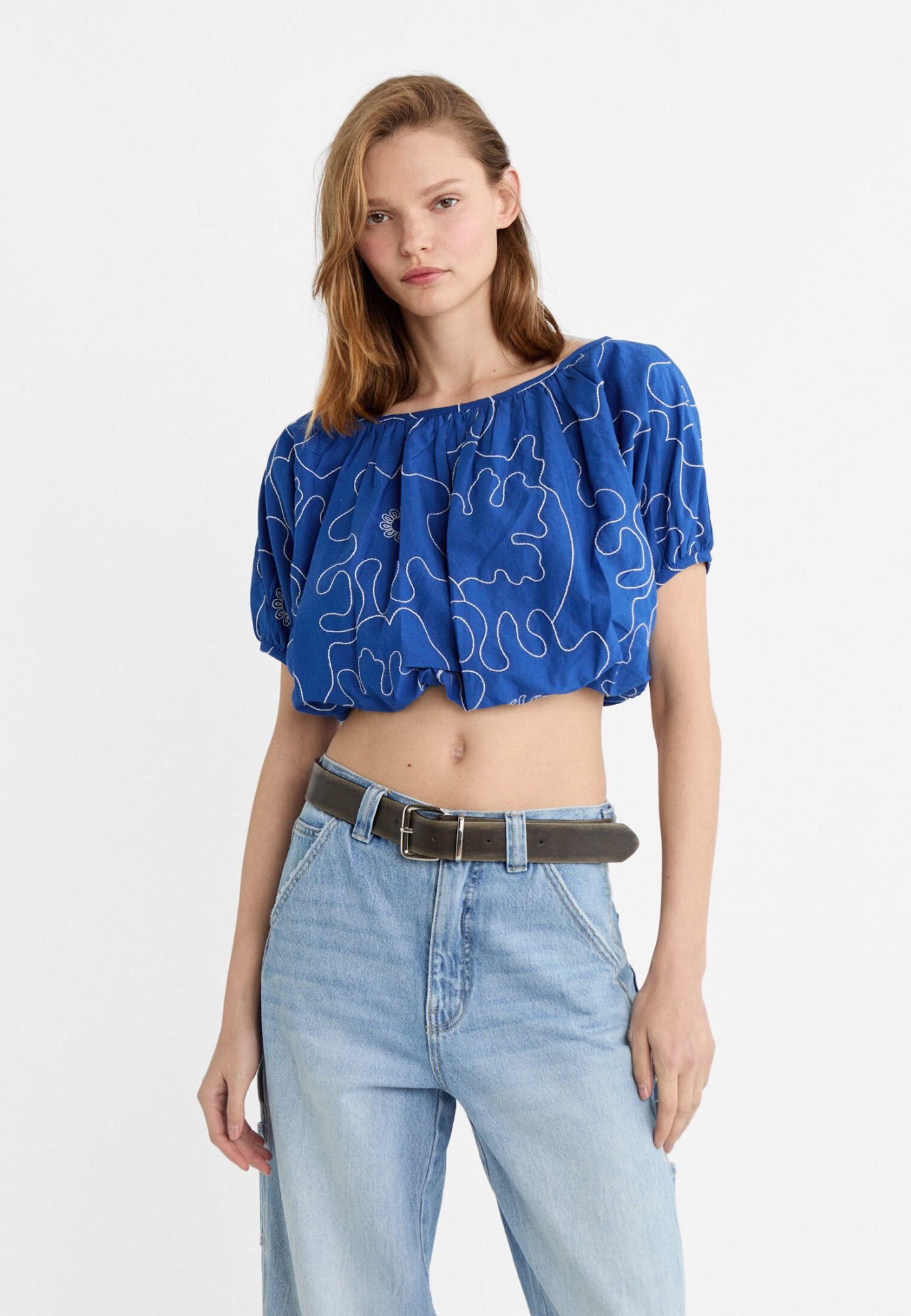 Top svasato con ricami Stradivarius