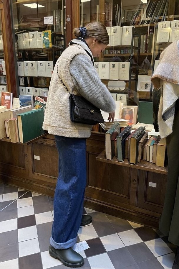 Outfit con jeans blu con risvolto