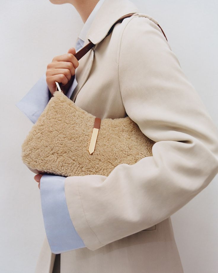 La morbidezza per eccellenza la borsa in ecopelliccia Le borse protagoniste dellinverno eleganza e audacia in un accessorio Modalova