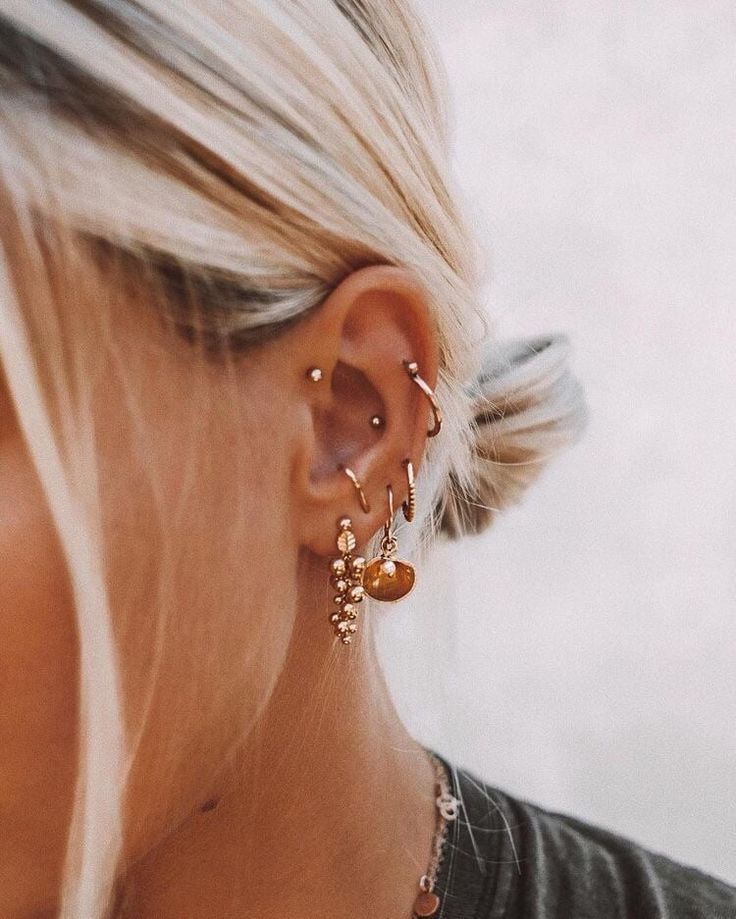 Comment adopter les manchettes doreille avec elegance Pourquoi les ear cuffs sont ils les bijoux phares de la saison Modalova