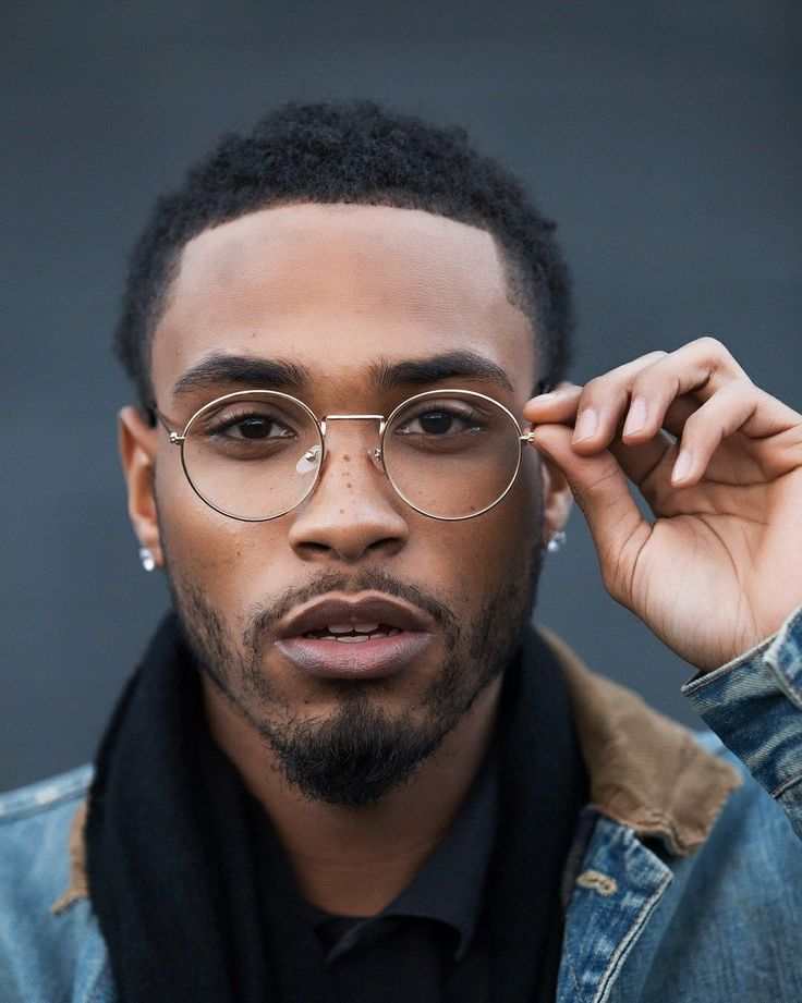 Occhiali da vista uomo: esaltare i propri tratti con la montatura giusta 12 Conseils pratiques pour un choix elegant et confortable Lunettes de vue homme sublimer ses traits avec la bonne monture Modalova