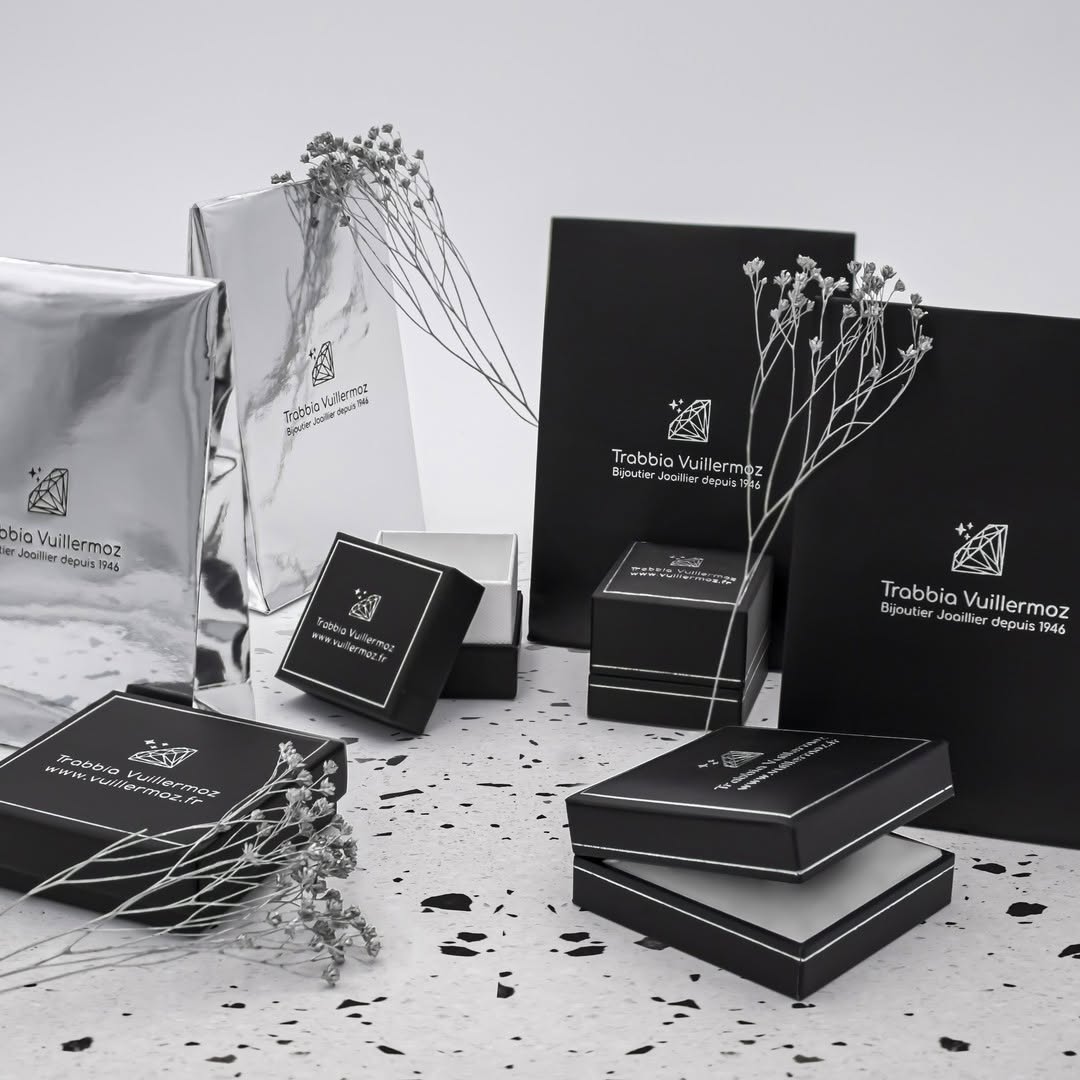 Trabbia Vuillermoz : La passione per la gioielleria al cuore del savoir-faire francese 6 Offrir un bijou Trabbia Vuillermoz Lelegance du geste Trabbia Vuillermoz La passion joailliere au coeur du savoir faire francais Modalova