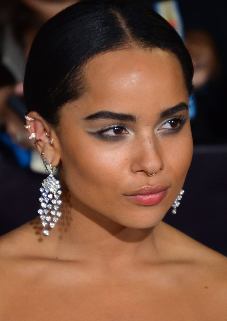 Quelle influence mode et culturelle derriere le retour des manchettes doreille Pourquoi les ear cuffs sont ils les bijoux phares de la saison Modalova